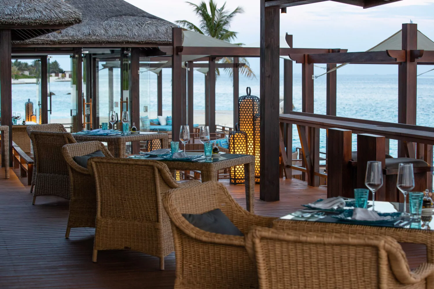 Jumeirah-Vittaveli-Fenesse-Restaurant-ocean
